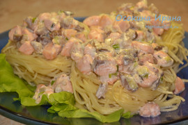 Гнёзда из пасты с сёмгой и грибами