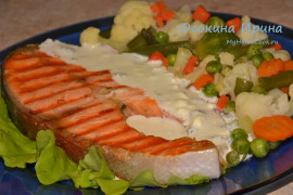 Жареная чавыча под сырным соусом