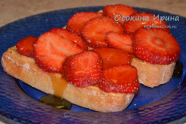 Бутерброды с клубникой и арахисовой пастой