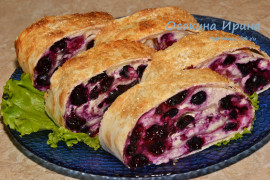 Запечённый рулет из лаваша с творогом и смородиной