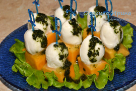 Десерт с манго и моцареллой