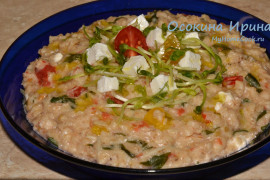 Овсянка со шпинатом, помидорами и фетой