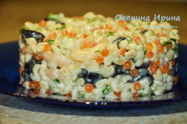 Салат с перловкой, креветками и икрой