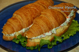 Сэндвич-круассаны со скрэмблом и икрой
