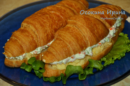 Сэндвич-круассаны со скрэмблом и икрой